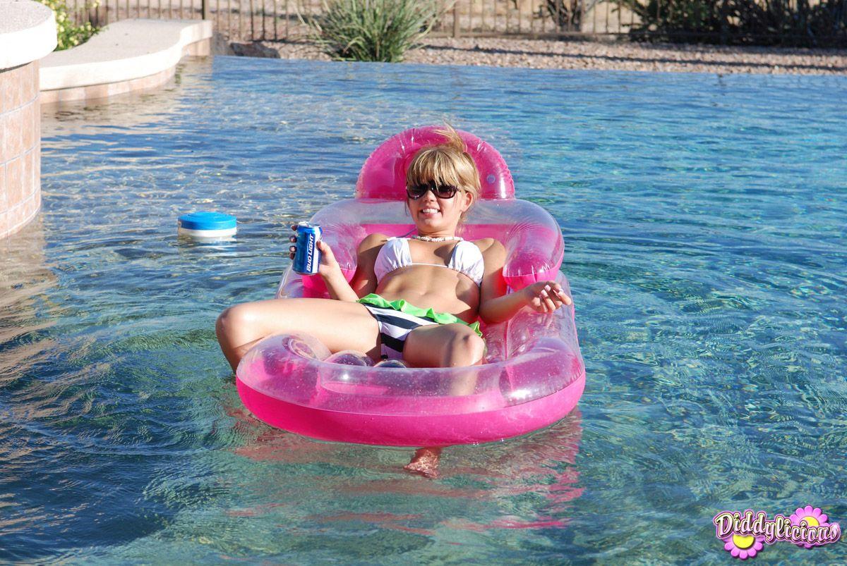 Photos du modèle jeune diddylicious s'amusant dans la piscine #54055107