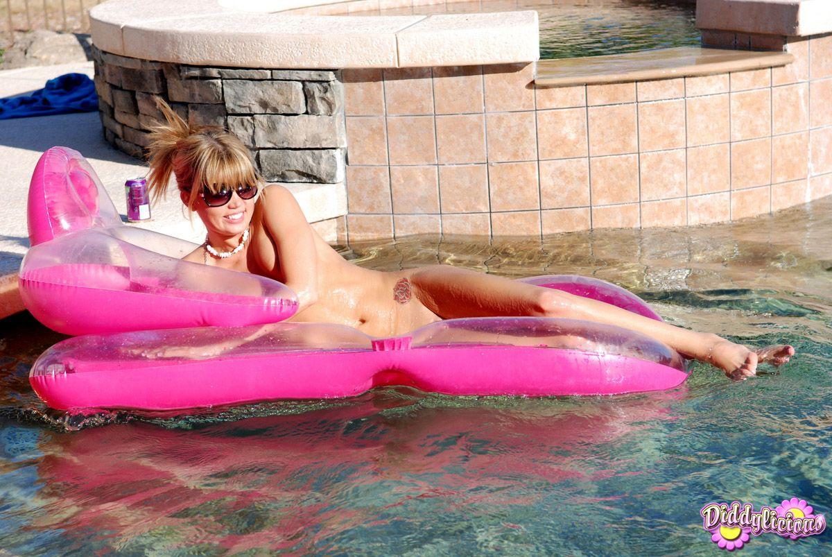 Photos du modèle jeune diddylicious s'amusant dans la piscine #54055736