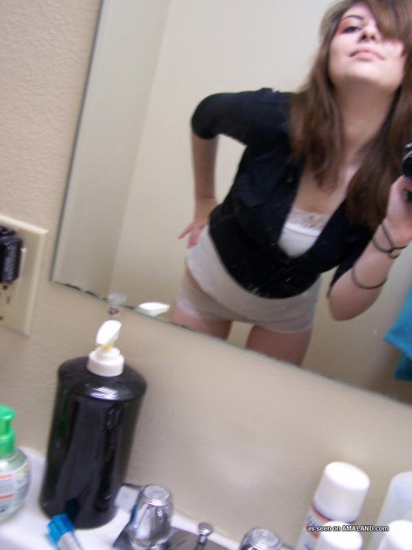 Bilder einer ungezogenen brünetten Teenie-Freundin, die Bilder von sich selbst macht
 #60713797