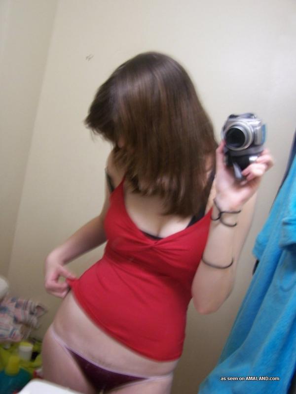 Bilder einer ungezogenen brünetten Teenie-Freundin, die Bilder von sich selbst macht
 #60713868