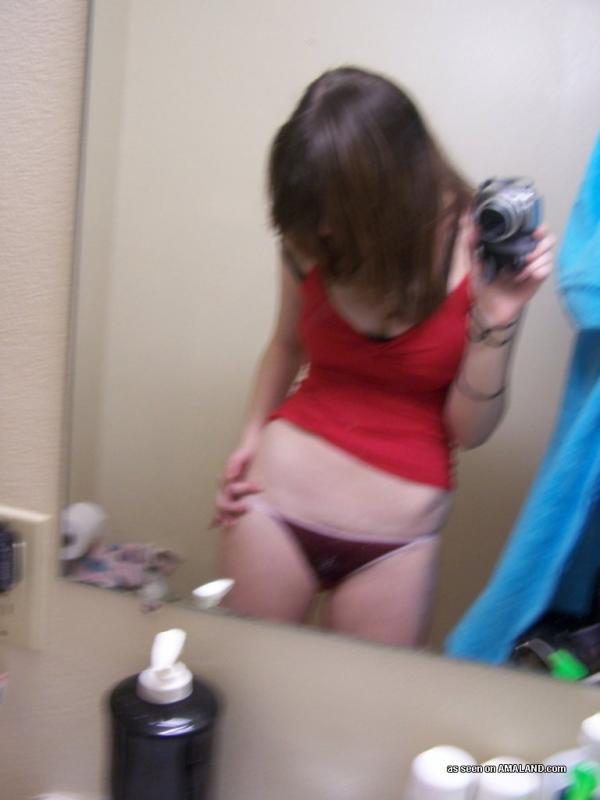 Bilder einer ungezogenen brünetten Teenie-Freundin, die Bilder von sich selbst macht
 #60713917