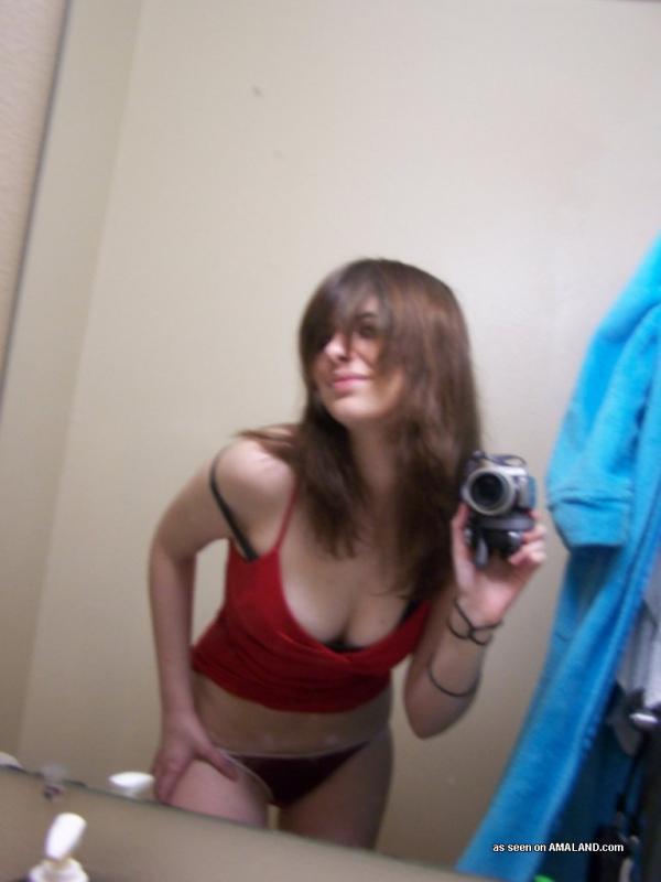 Bilder einer ungezogenen brünetten Teenie-Freundin, die Bilder von sich selbst macht
 #60713931