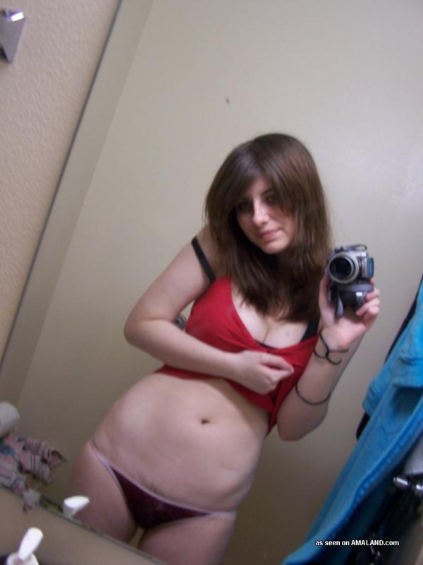 Bilder einer ungezogenen brünetten Teenie-Freundin, die Bilder von sich selbst macht
 #60713998