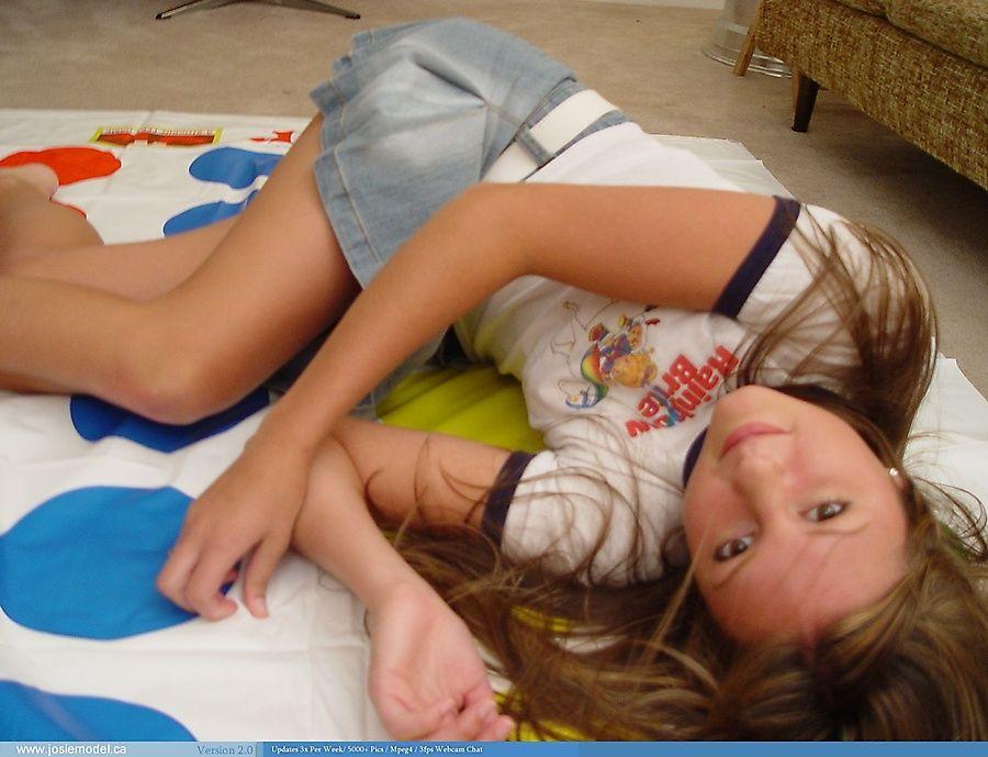 Bilder von Teenie-Mädchen josie Modell spielt ein heißes Spiel von Twister
 #55707567