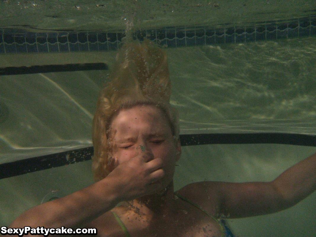 La jeune blonde sexy pattycake s'habille en marin et va se baigner.
 #59952988
