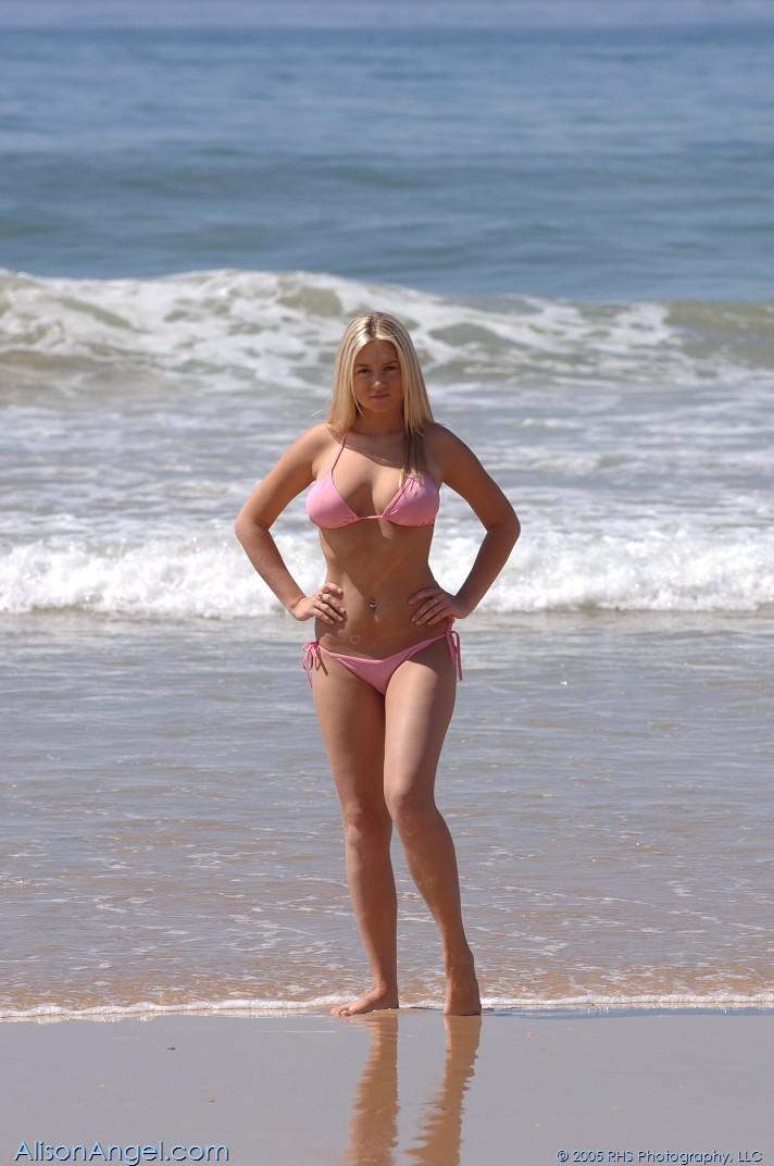 Bilder von Alison Angel, die sich am Strand entblößt
 #53015694