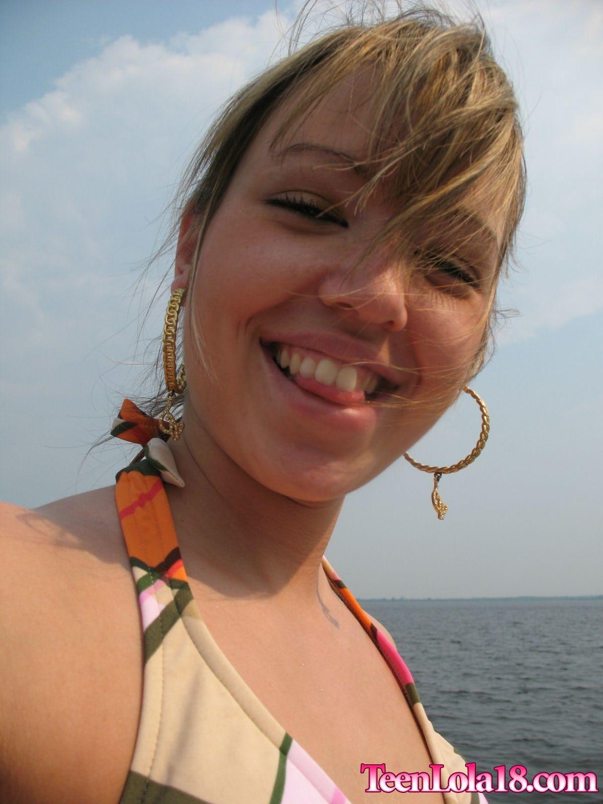Bilder von Teenie Lola 18 ganz nackt auf einem Boot
 #60080633