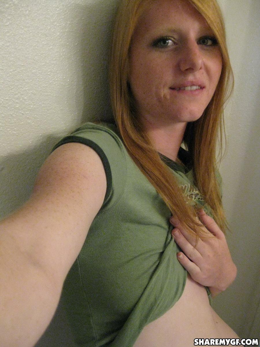 Heiße College-Rotschopf nimmt selfies von ihren großen natürlichen Titten
 #60796308
