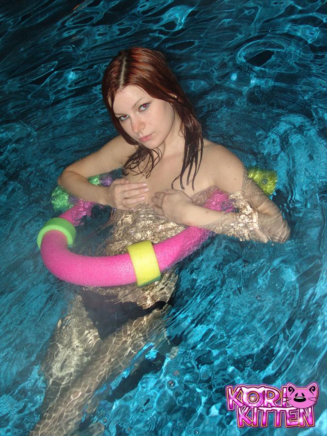 Kori joven pelirroja nadando por la noche
 #59583311