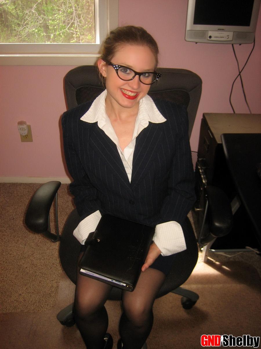 La secrétaire excitée Shelby se déshabille pour son patron le premier jour de son nouveau travail.
 #58761258