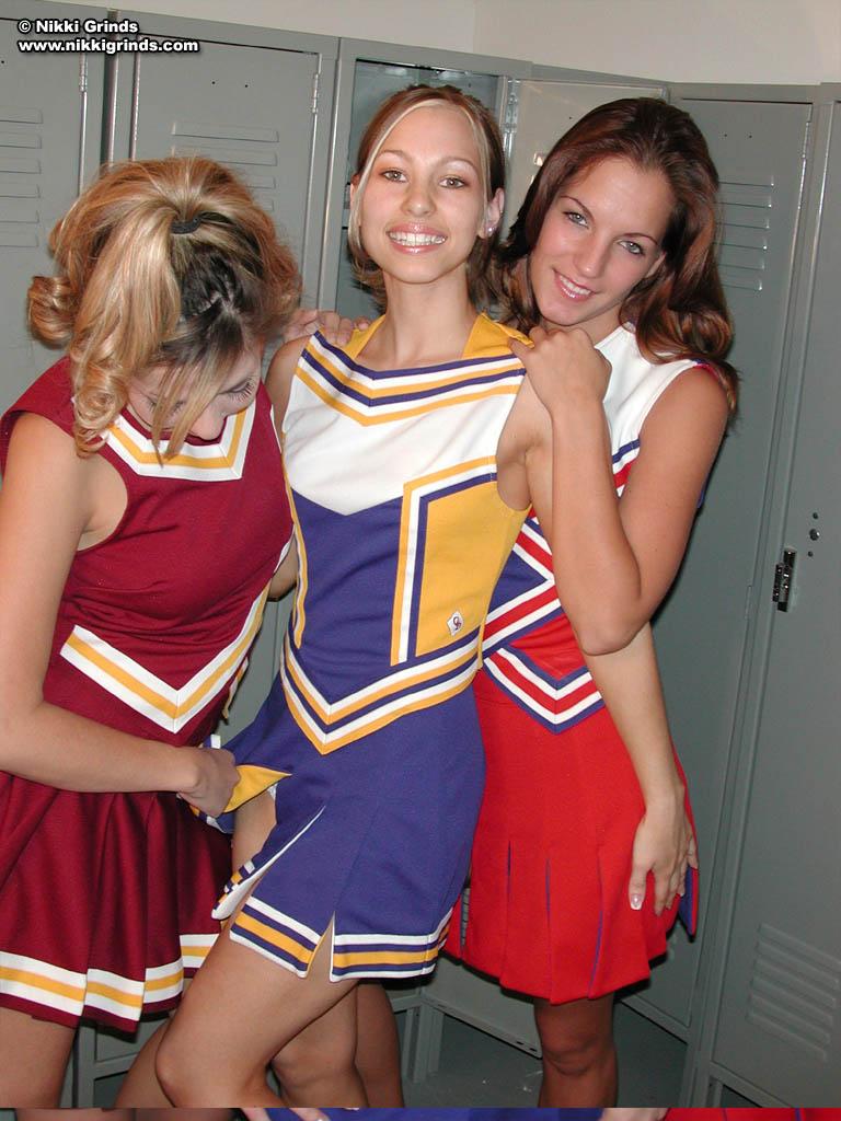 Tre cheerleader esplorano il sesso lesbico nello spogliatoio
 #53483040