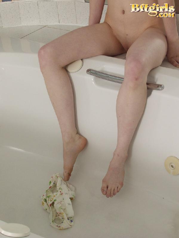 Giovane bionda si spoglia nuda e mostra i suoi piedi
 #53817596