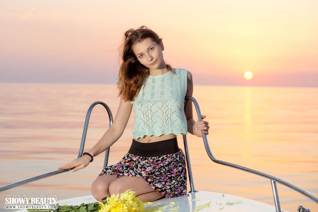 La jeune sexy Niva vous offre son corps magnifique sur un bateau.
 #60808429