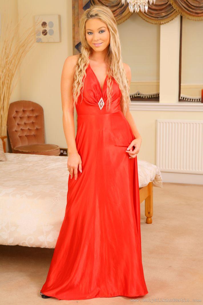 Schöne natalia x sieht so elegant in ihrem langen roten Kleid
 #59664150