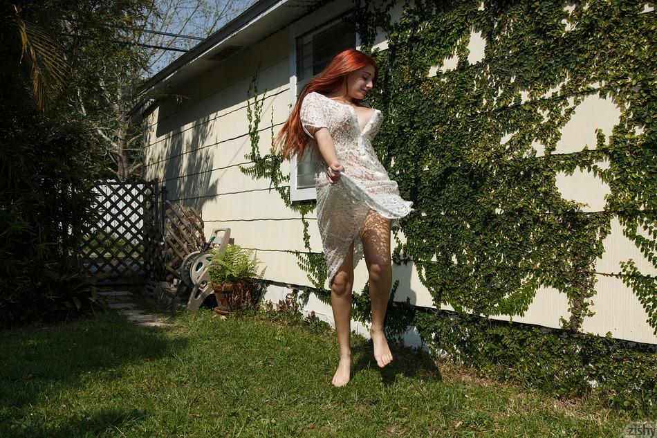 Redhead hottie gina rosini zeigt Ihnen, wie wunderschön sie in einem weißen Kleid aussieht #60939714