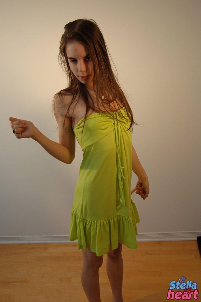 Photos de la jeune Stella Heart en train de taquiner avec sa robe verte
 #60010478