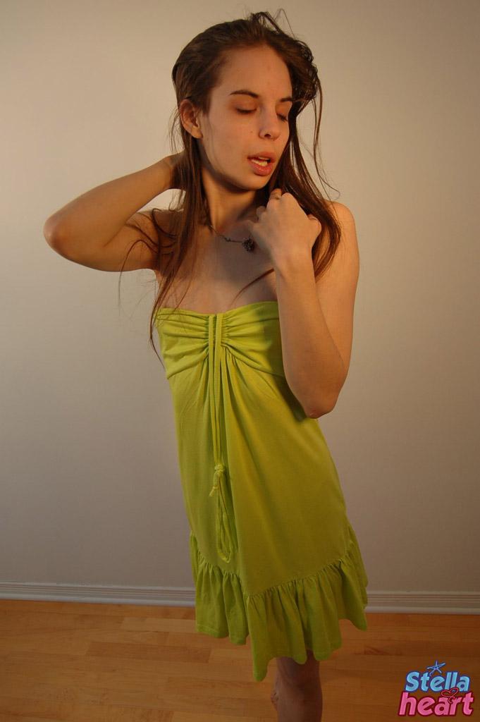 Photos de la jeune Stella Heart en train de taquiner avec sa robe verte
 #60010487