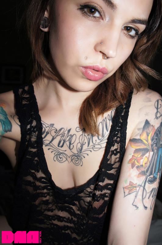 La pin-up sexy Chloe Cupcake prend des selfies de son corps chaud au lit.
 #60348115