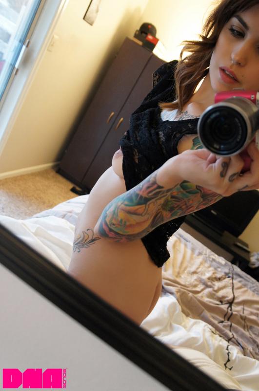 La pin-up sexy Chloe Cupcake prend des selfies de son corps chaud au lit.
 #60348227