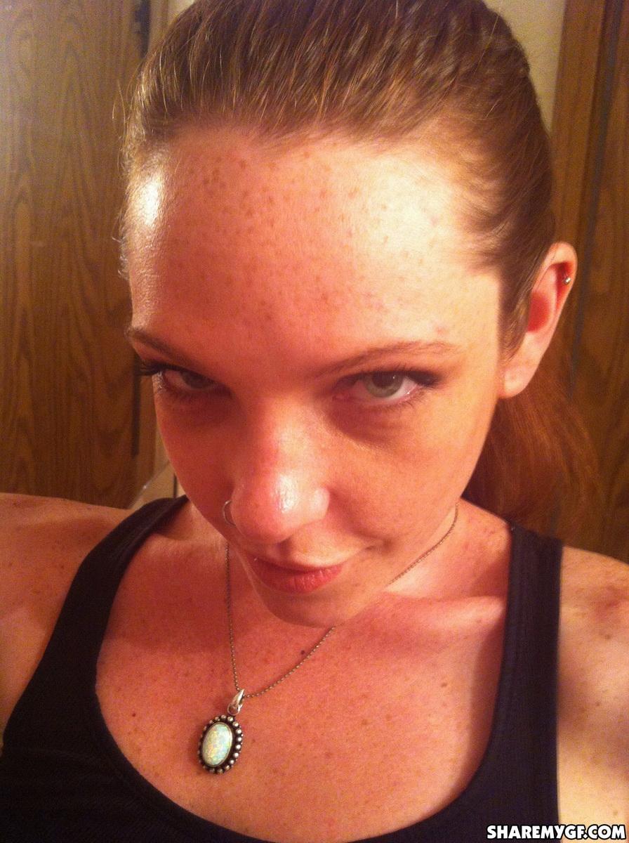 Sexy Freundin zeigt ihre frechen perfekten Titten beim Selfie machen
 #58041385