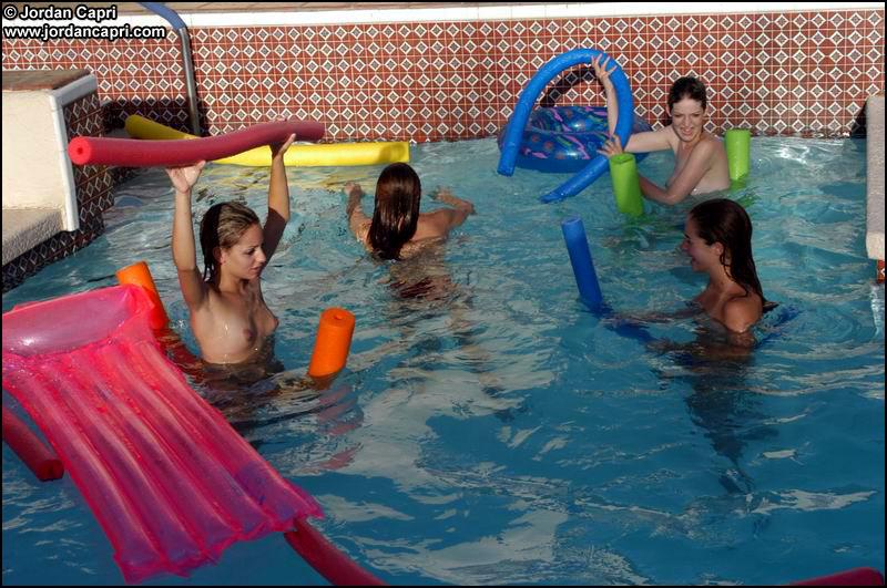 Lesbianas jóvenes jugando en una piscina
 #55634234