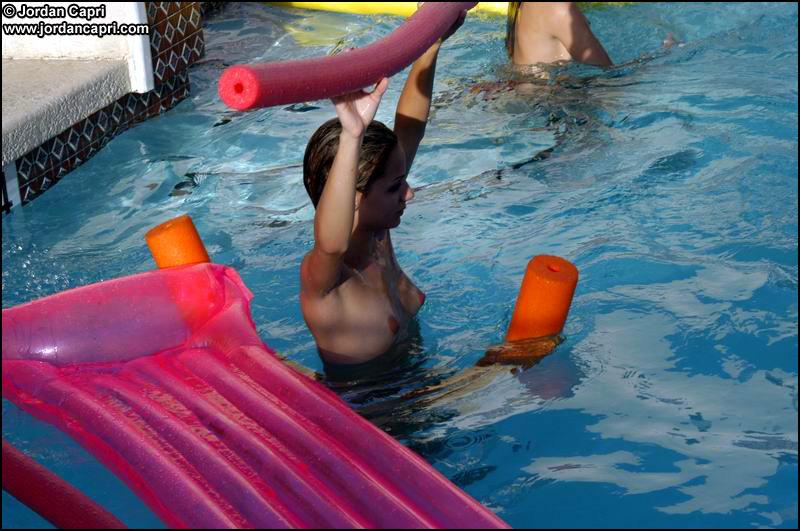 Lesbianas jóvenes jugando en una piscina
 #55634248