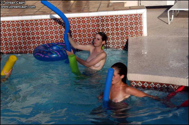Lesbianas jóvenes jugando en una piscina
 #55634267