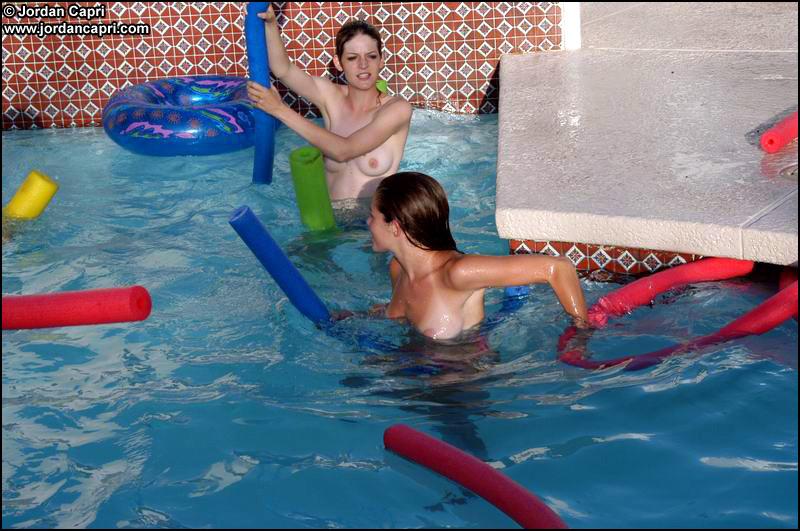 Lesbianas jóvenes jugando en una piscina
 #55634285
