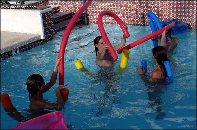 Lesbianas jóvenes jugando en una piscina
 #55634298