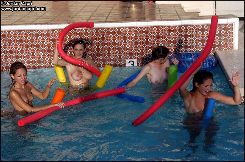 Lesbiche giovani giocano in piscina
 #55634314