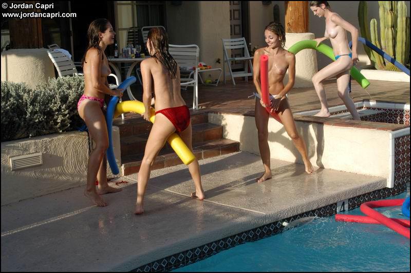 Lesbianas jóvenes jugando en una piscina
 #55634404
