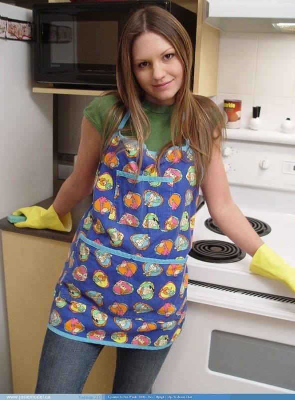 Josie Modell in der Küche mit Gummihandschuhen und Socken
 #55741270