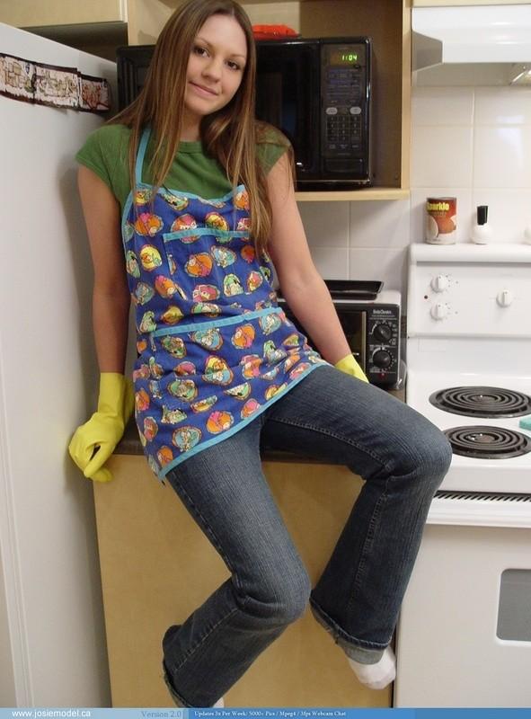 Josie Modell in der Küche mit Gummihandschuhen und Socken
 #55741323