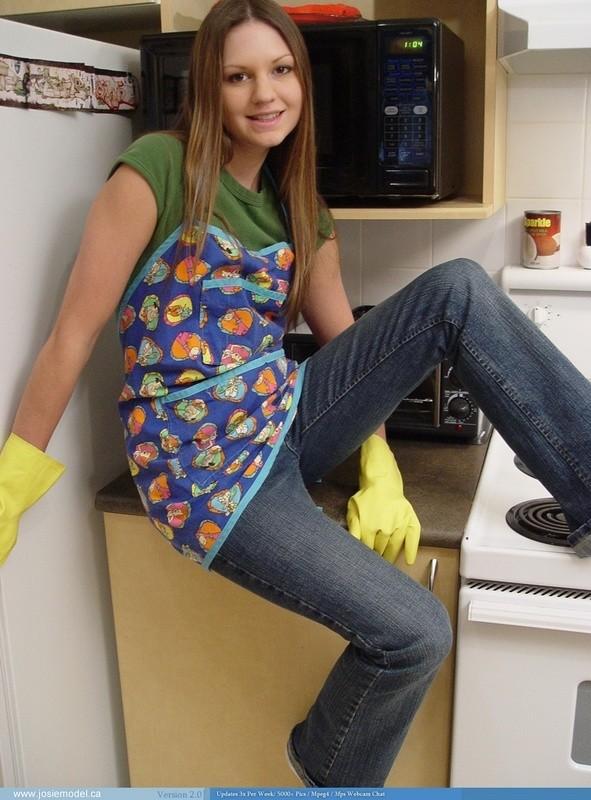 Josie Modell in der Küche mit Gummihandschuhen und Socken
 #55741350