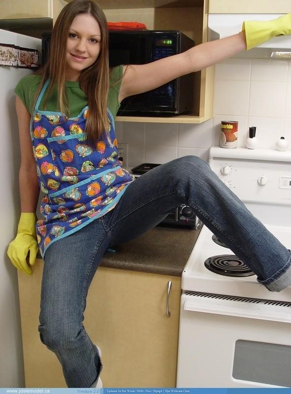 Josie Modell in der Küche mit Gummihandschuhen und Socken
 #55741366