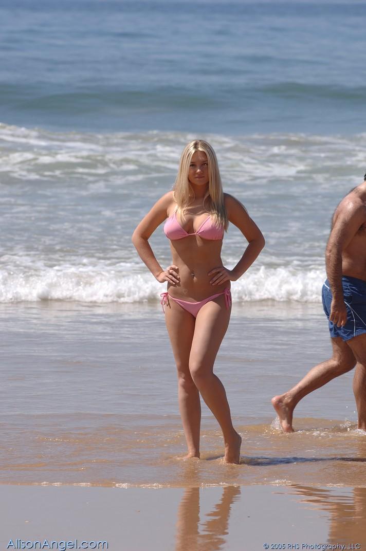 Photos d'alison angel en train de faire des cochonneries sur une plage
 #53002532