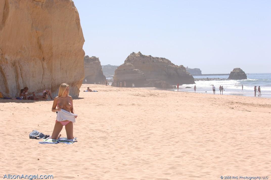 Photos d'alison angel en train de faire des cochonneries sur une plage
 #53002573