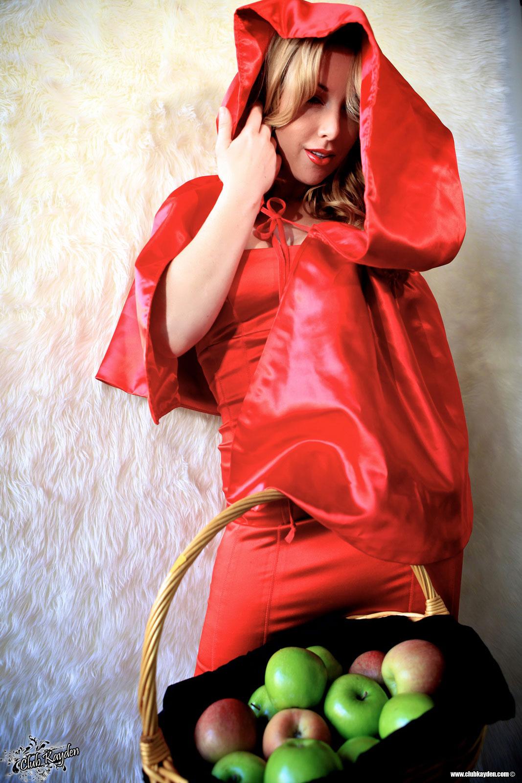 セクシーな赤ずきんちゃんに扮したKayden krossの写真
 #58167469