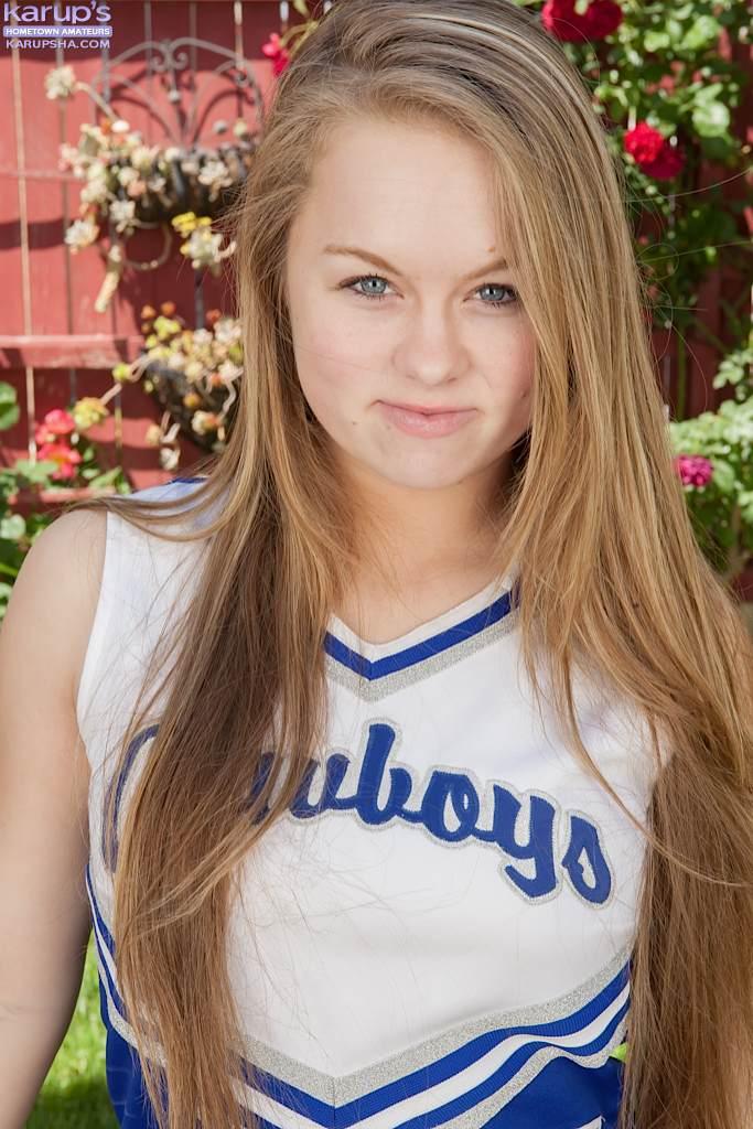 Cheerleader Madison Chandler Streifen nackt im Hinterhof
 #59152537