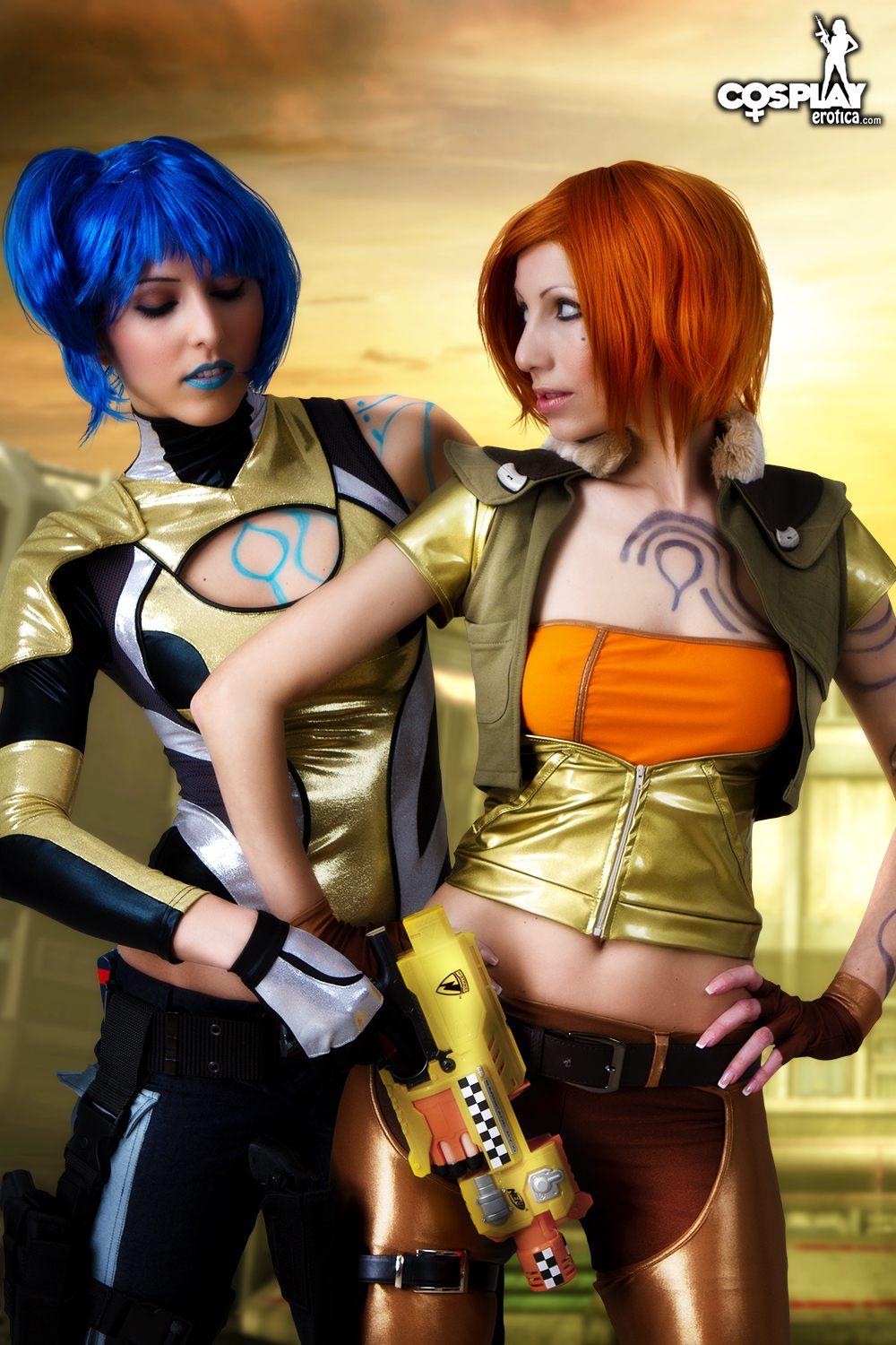 Heiße Cosplayer Anne und Angela machen eine sexy Borderlands-Lesben-Szene
 #53179572