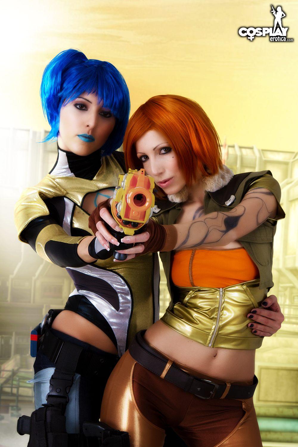 Hot cosplayers Anne and Angela do a sexy Borderlands lesbian scene #53179608