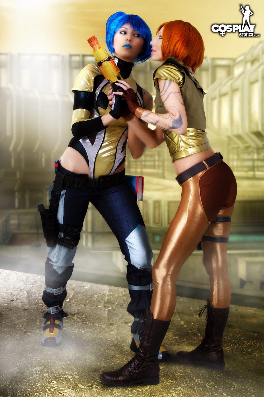 Hot cosplayers Anne and Angela do a sexy Borderlands lesbian scene #53179656