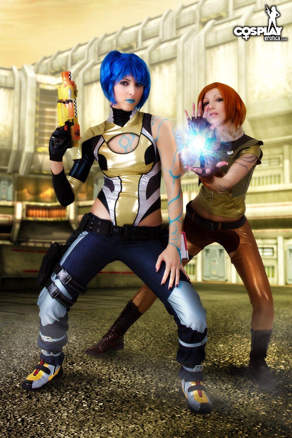 Hot cosplayers Anne and Angela do a sexy Borderlands lesbian scene #53179742