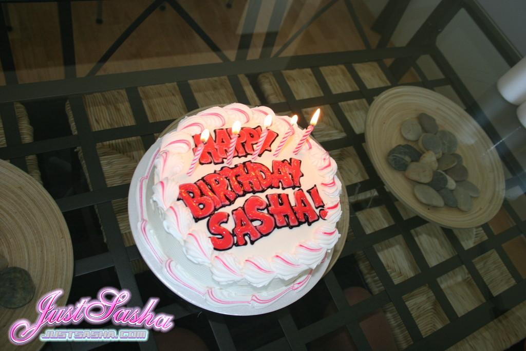 Bilder von just sasha beim Feiern ihres Geburtstags
 #55813775