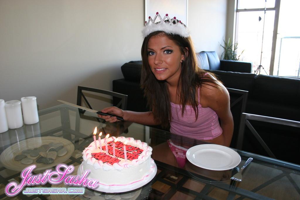 Bilder von just sasha beim Feiern ihres Geburtstags
 #55813796