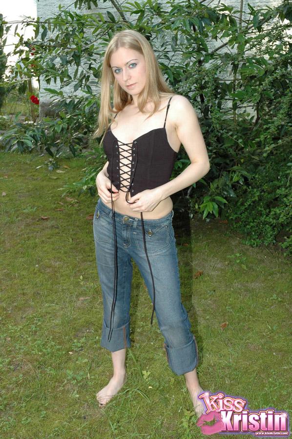 Kristin, jeune blonde, se déshabille et s'allume dans son jean.
 #58755680