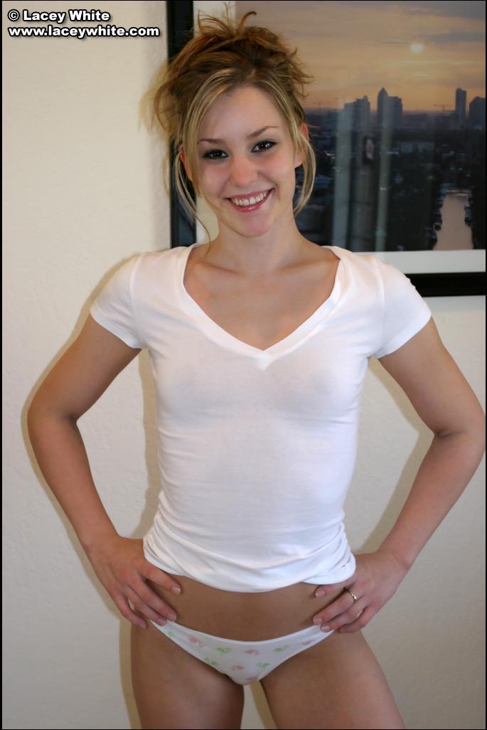 Photos de la jeune lacey white vous taquinant en chemise blanche
 #58801602
