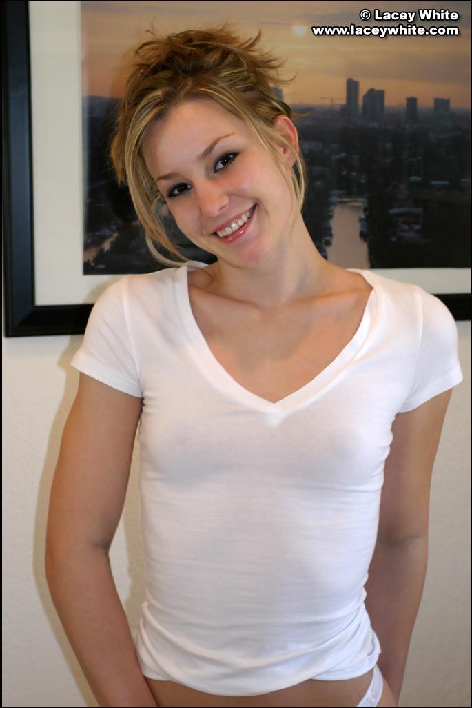 Photos de la jeune lacey white vous taquinant en chemise blanche
 #58801617