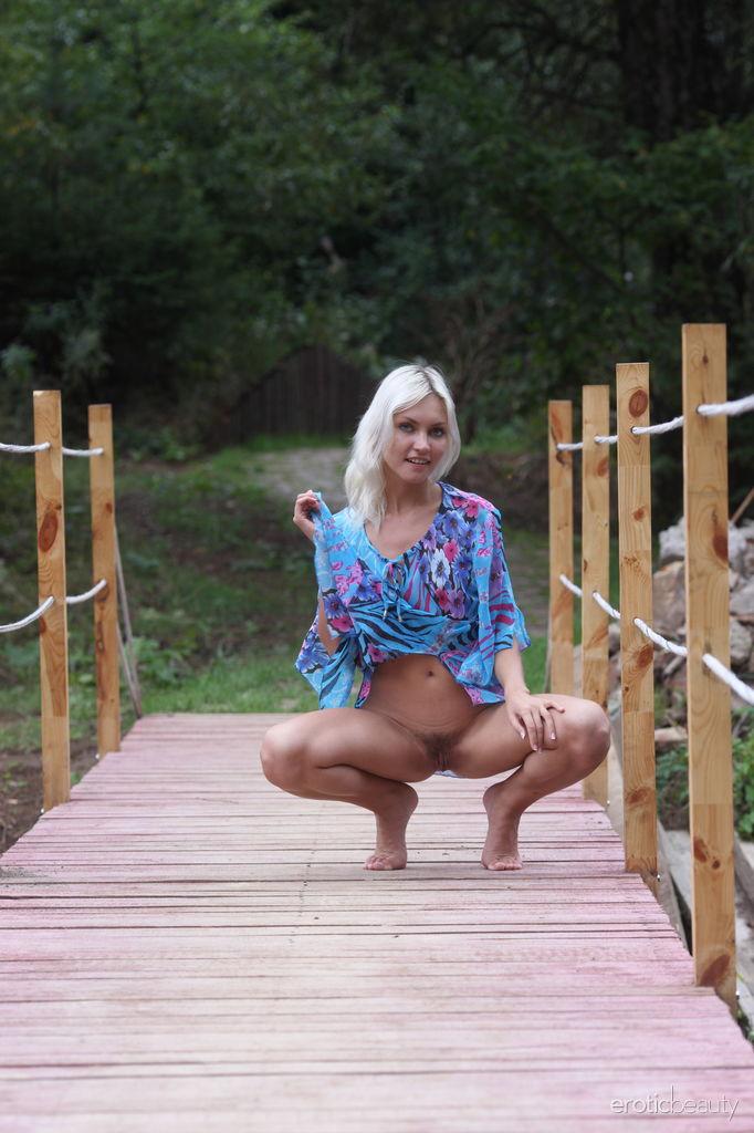 La beauté blonde Kristy expose ses jambes et sa chatte sur le quai.
 #53883857