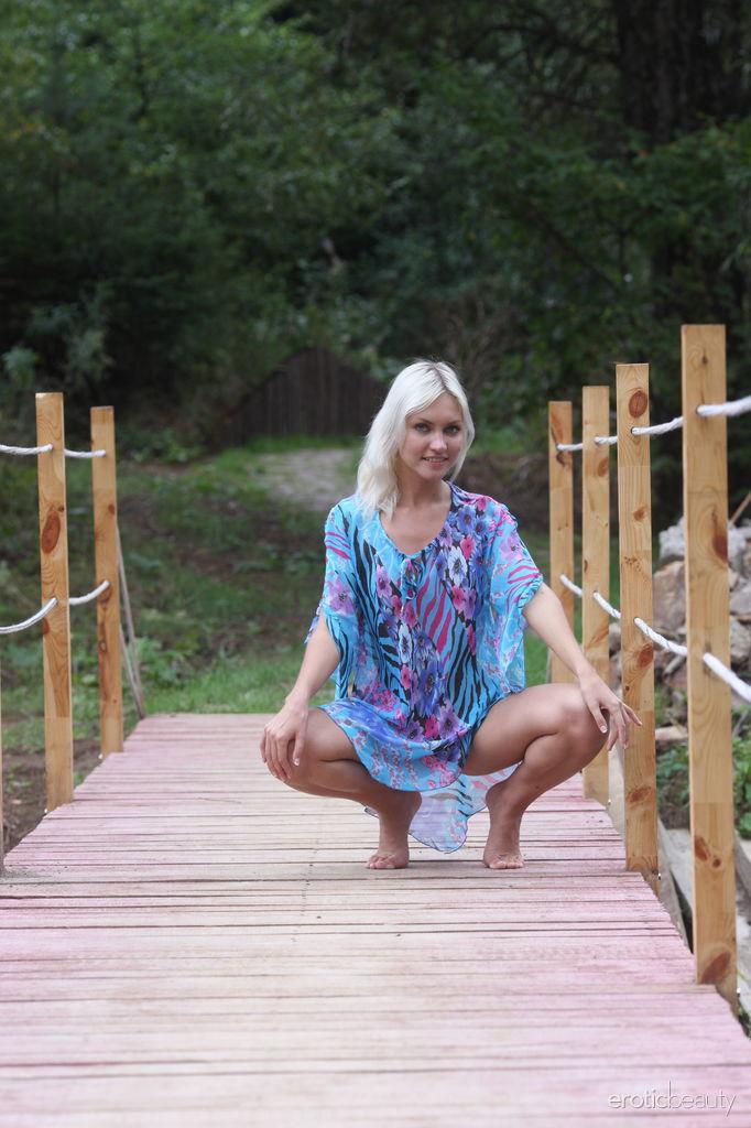 Blonde Schönheit kristy entblößt ihre Beine und Muschi auf dem Steg
 #53884113